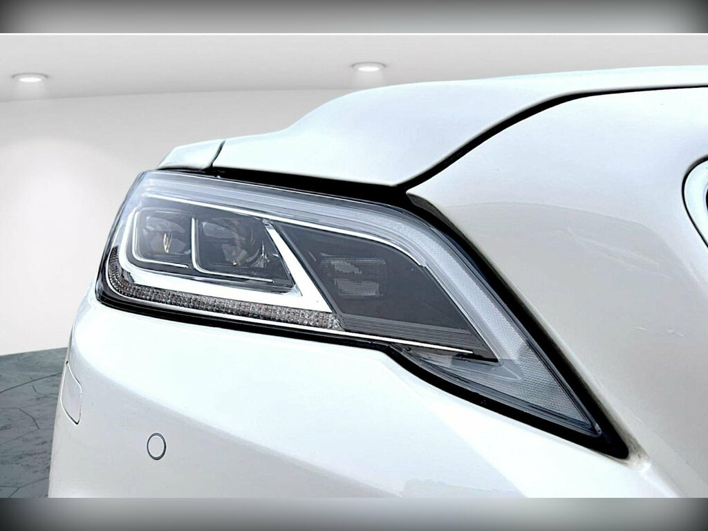 Toyota Crown Hybrid 2.5 White #46
