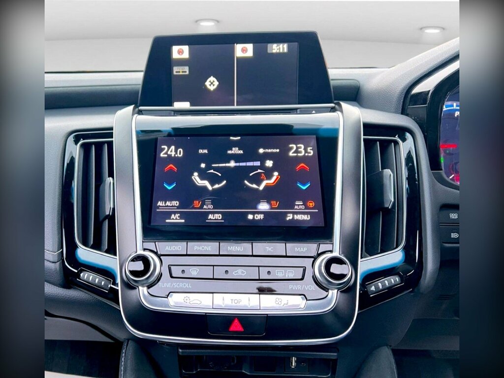 Toyota Crown Hybrid 2.5 White #28