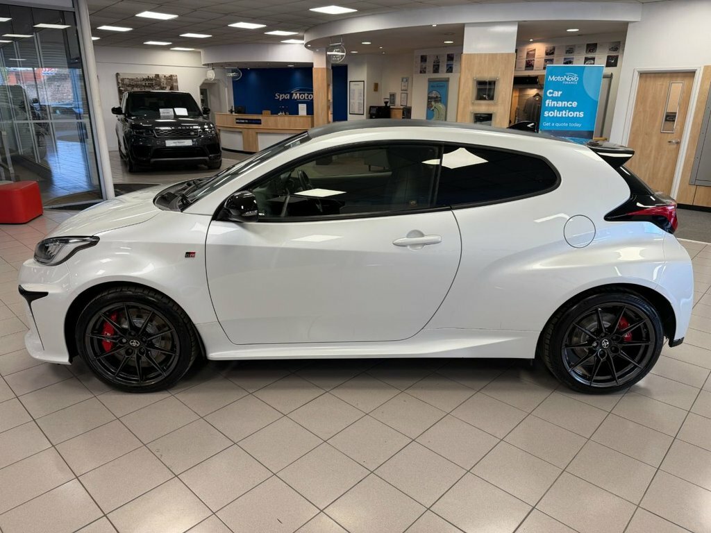 Toyota Yaris 1.6L Gr Circuit White #4