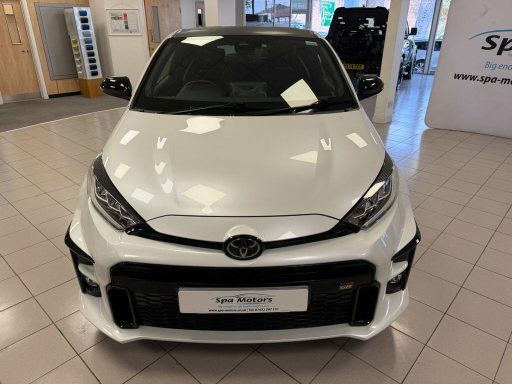 Toyota Yaris 1.6L Gr Circuit White #2