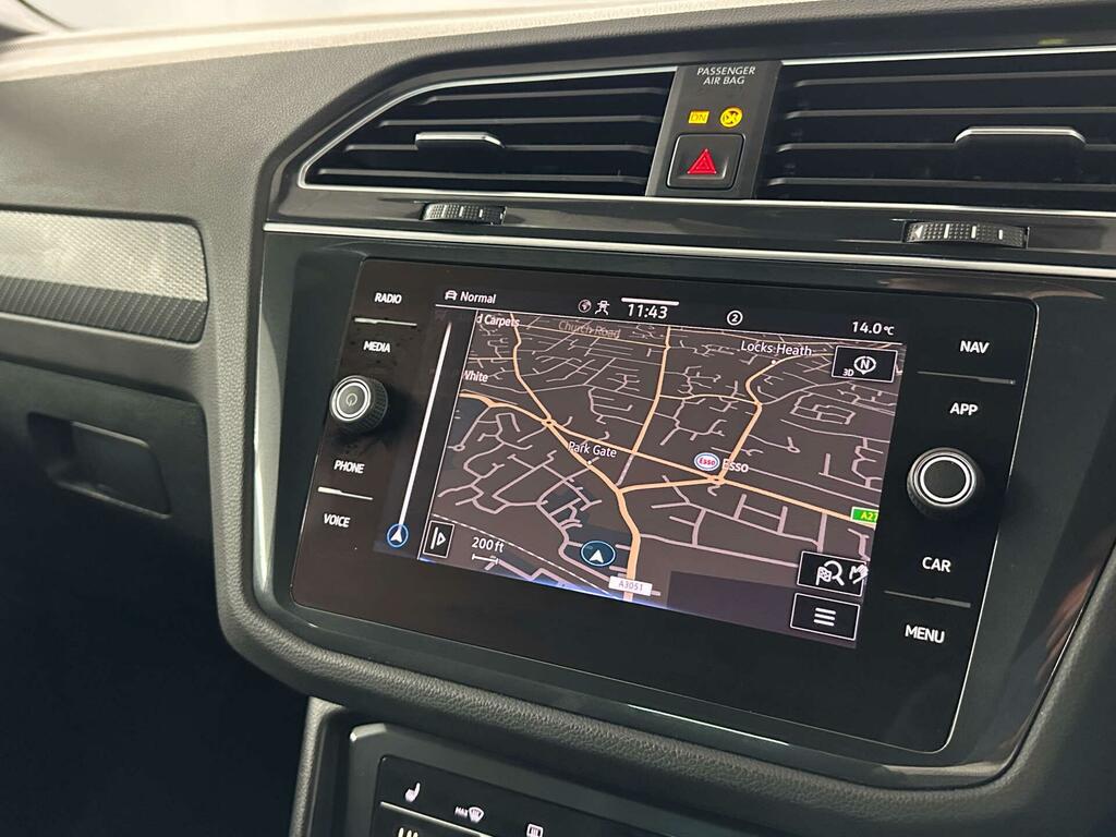 Volkswagen Tiguan 2.0 Tdi R-line Dsg Euro 6 Ss YH72KDF Black #2