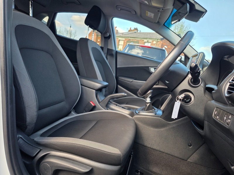 Hyundai Kona T-gdi Play White