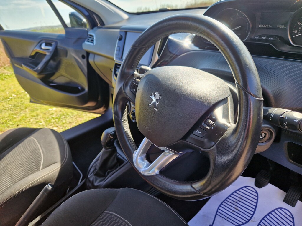 Peugeot 208 Active Black #4