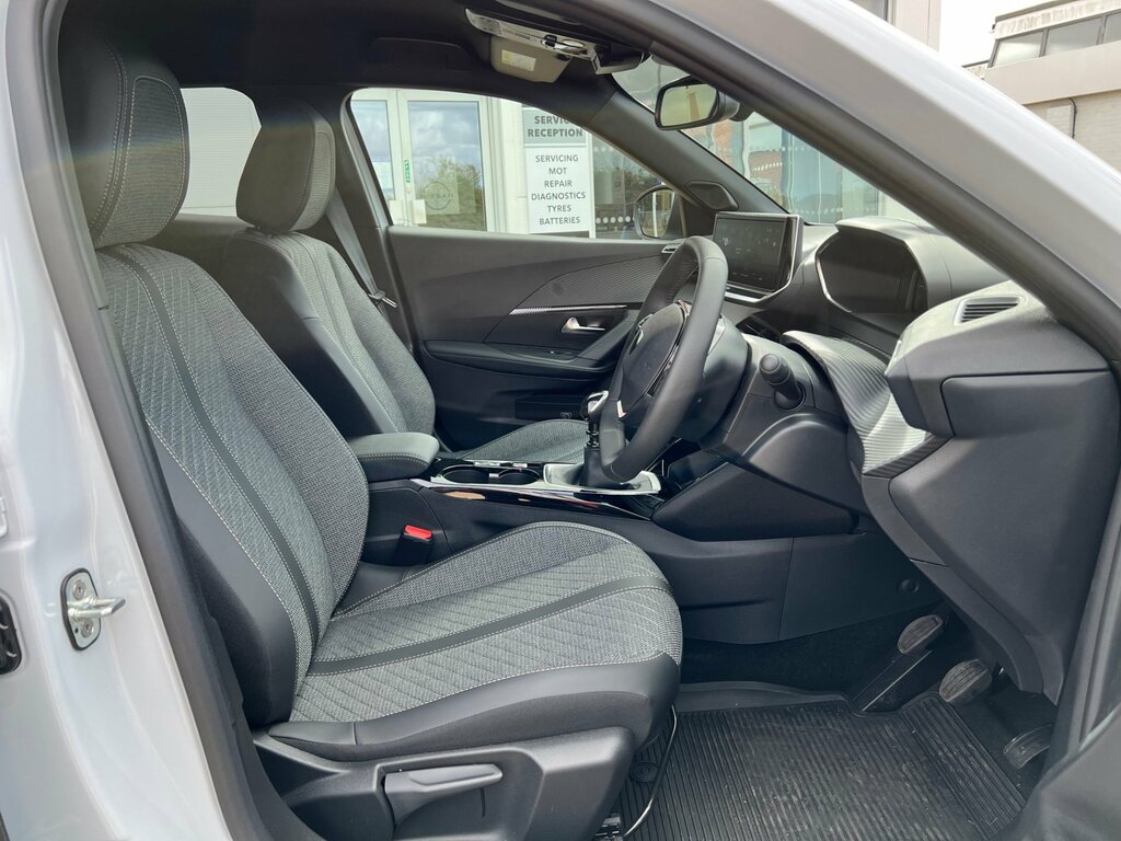 Peugeot 2008 Allure 1.2 Puretech 130 HW25KRN White #6