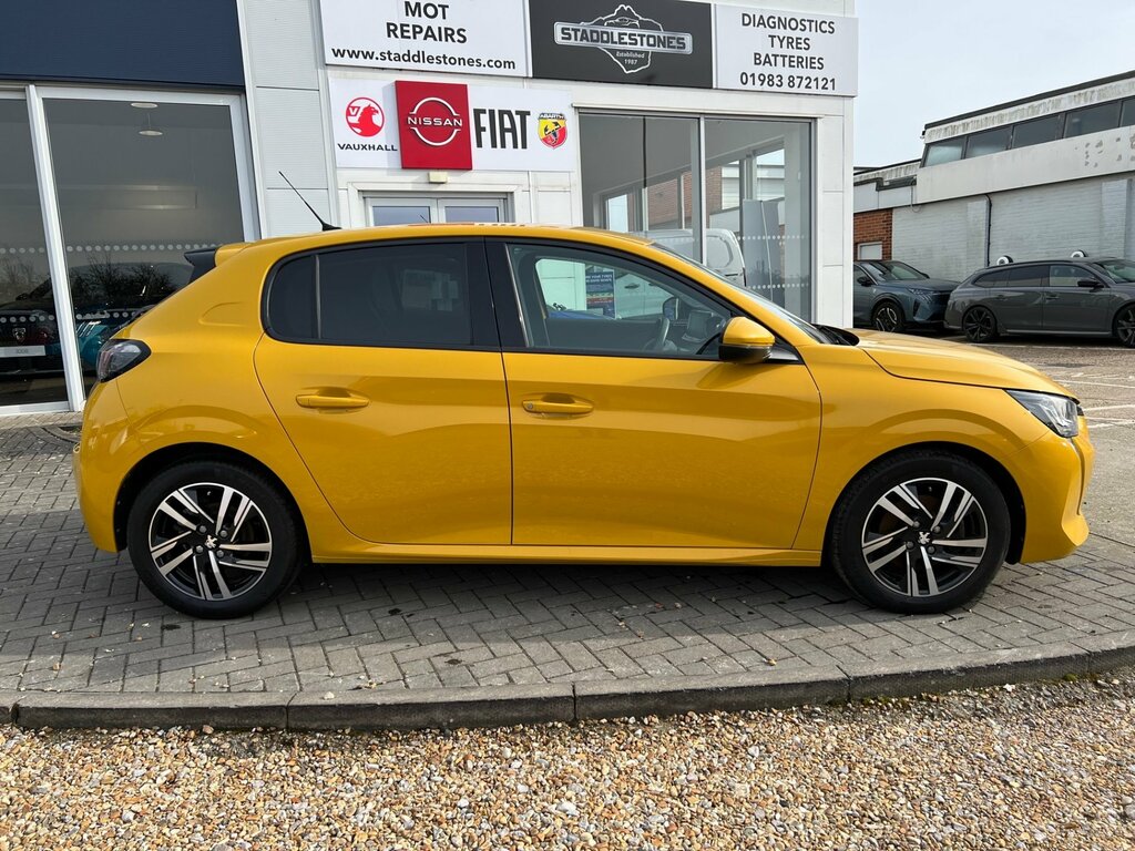 Peugeot 208 Allure Premium 1.2 Puretech 100 HW71KZG Yellow #3