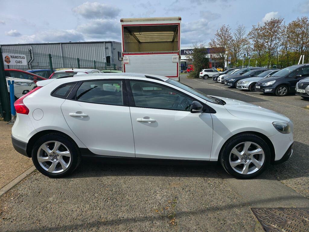 Volvo V40 Cross Country 1.6 D2 Lux Euro 5 S S DE63YMJ White #2