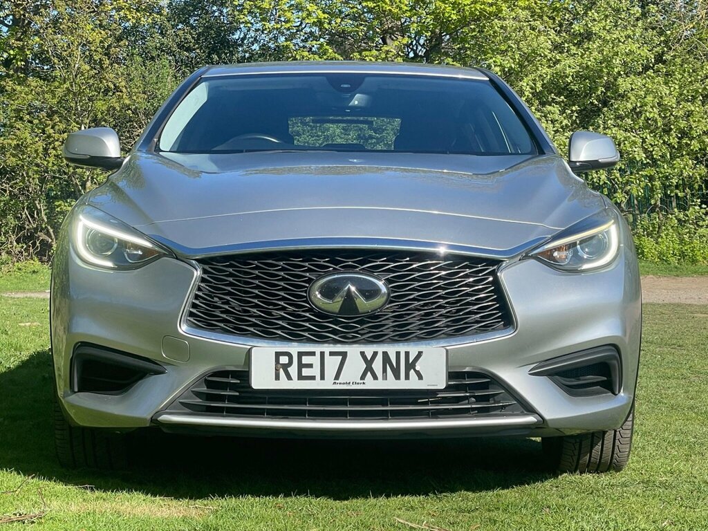 Infiniti Q30 1.6T Premium Hatchback Euro 6 S Silver #2