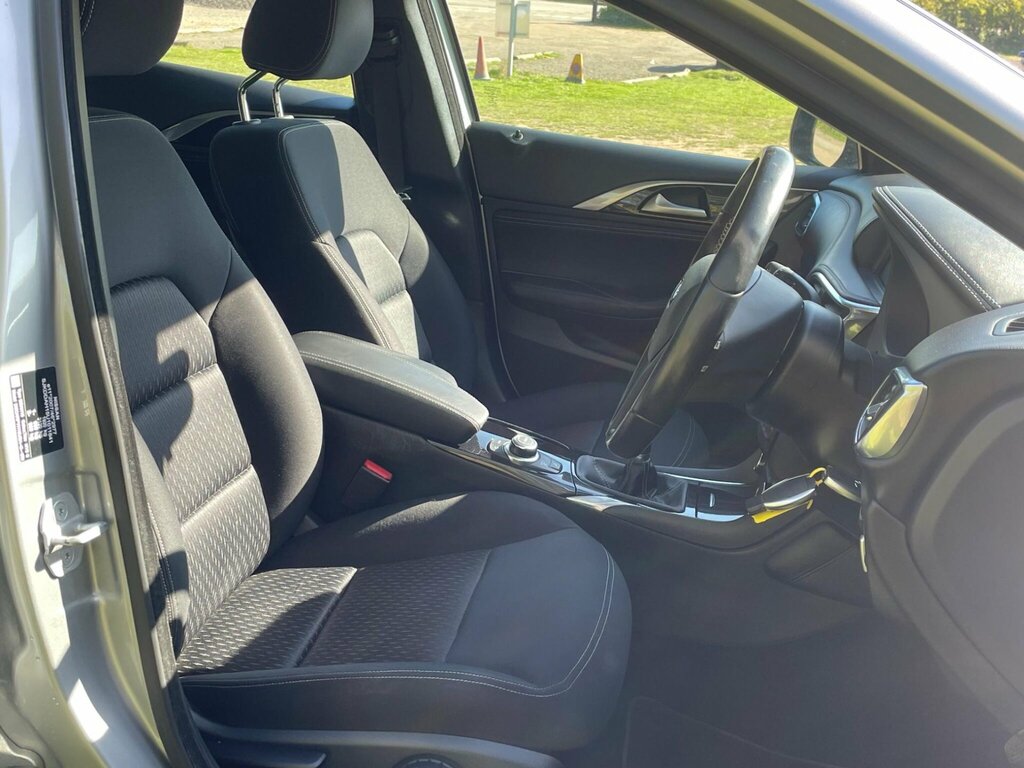 Infiniti Q30 1.6T Premium Hatchback Euro 6 S Silver #5