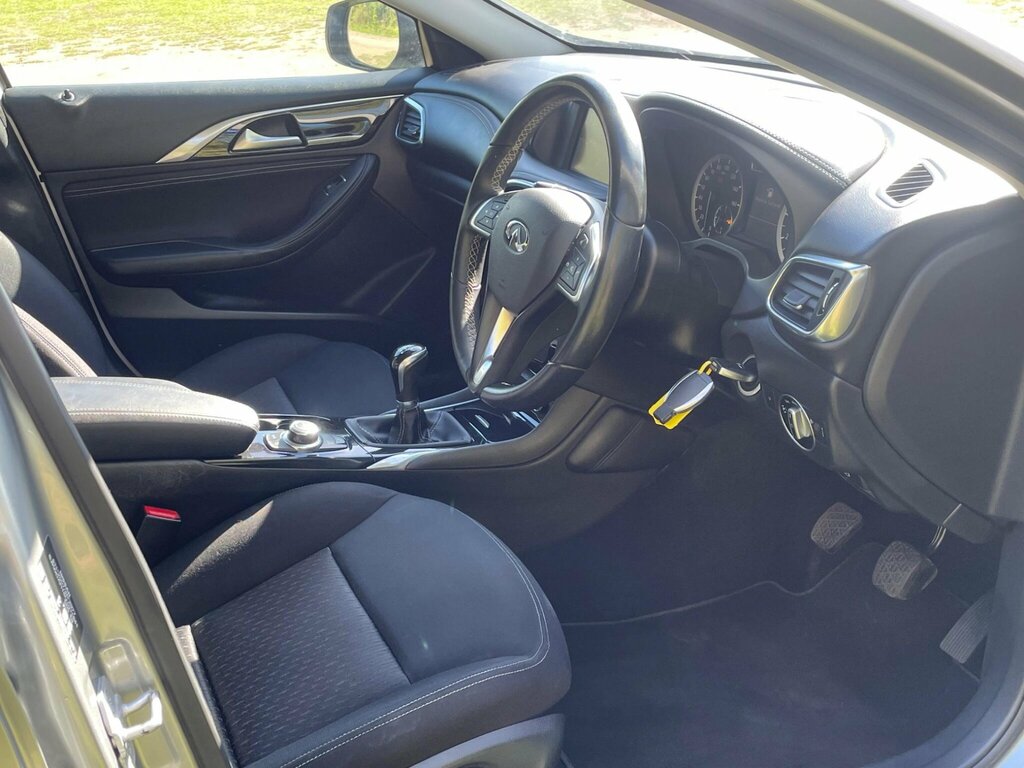 Infiniti Q30 1.6T Premium Hatchback Euro 6 S Silver #4