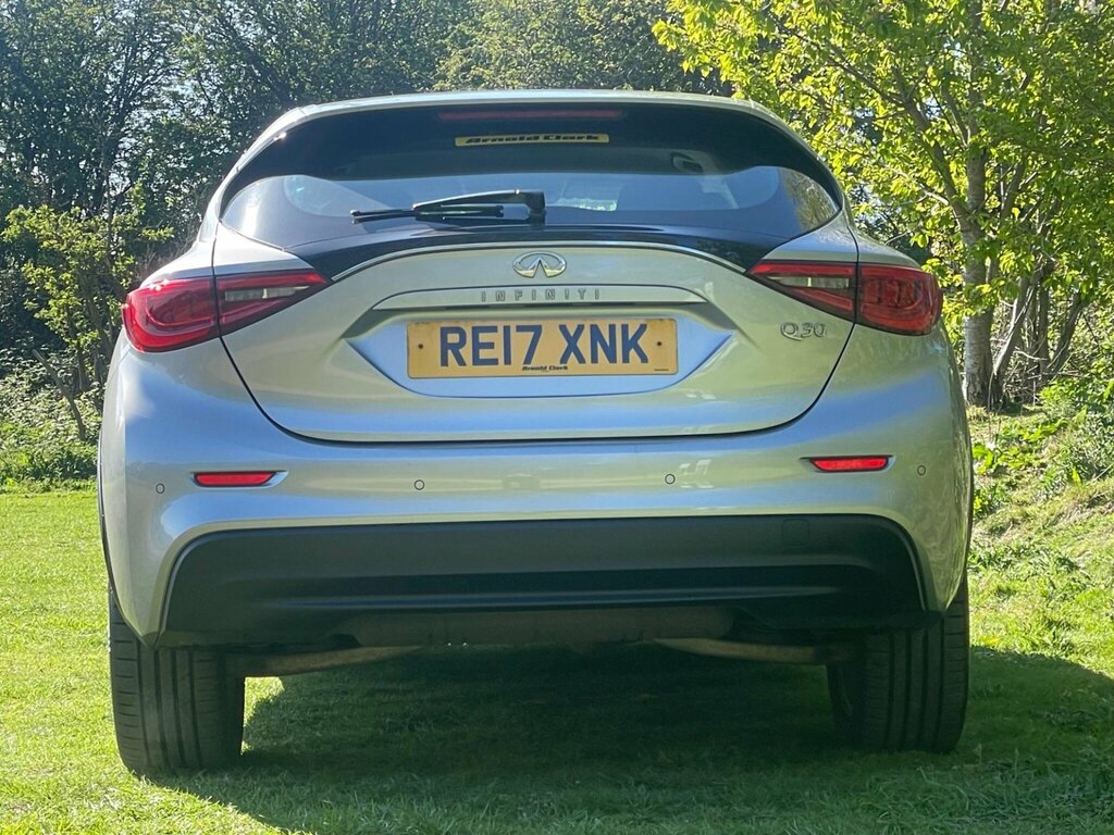 Infiniti Q30 1.6T Premium Hatchback Euro 6 S Silver #3