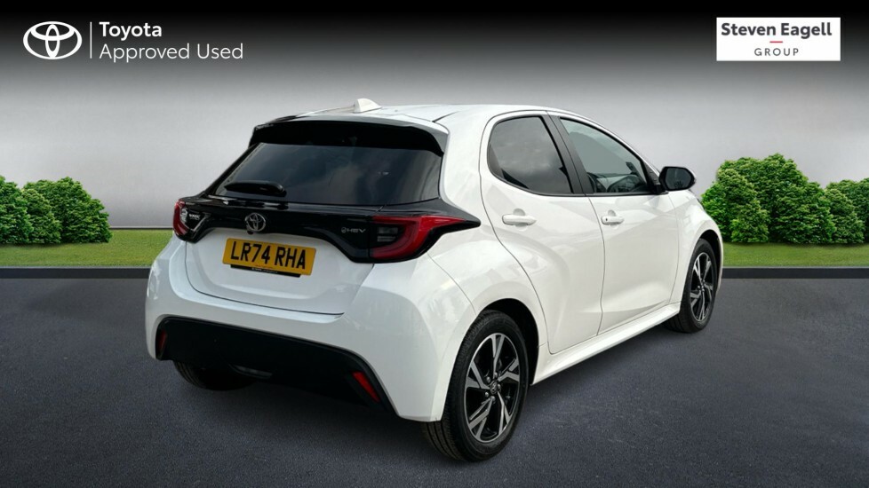 Toyota Yaris 1.5 Vvt-h Design E-cvt Euro 6 Ss LR74RHA White #2