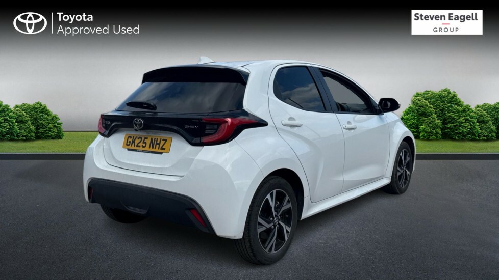 Toyota Yaris 1.5 Vvt-h Design E-cvt Euro 6 Ss GK25NHZ White #2