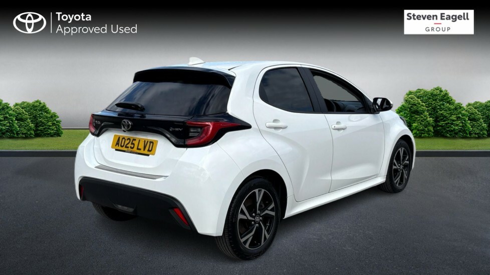 Toyota Yaris 1.5 Vvt-h Design E-cvt Euro 6 Ss AO25LVD White #2