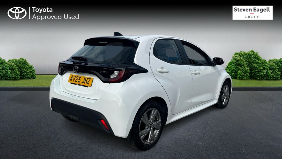 Toyota Yaris 1.5 Vvt-h Icon E-cvt Euro 6 Ss AV25JHZ White #2