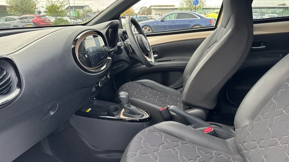 Toyota Aygo X 1.0 Vvt-i Exclusive EA73XJN Beige #5