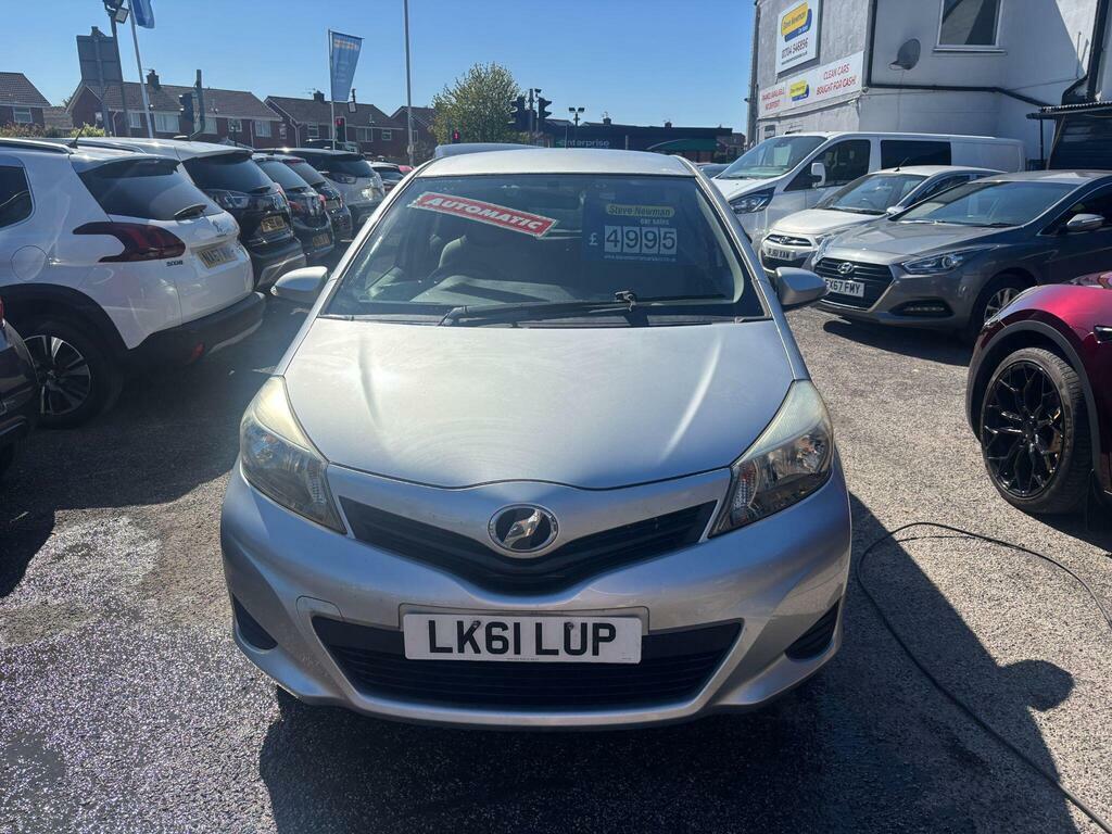 Toyota Vitz Yaris Silver #2