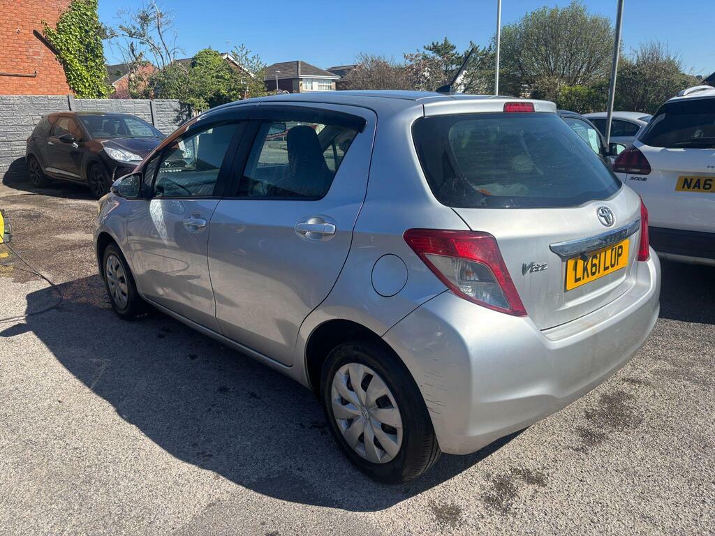 Toyota Vitz Yaris Silver #4