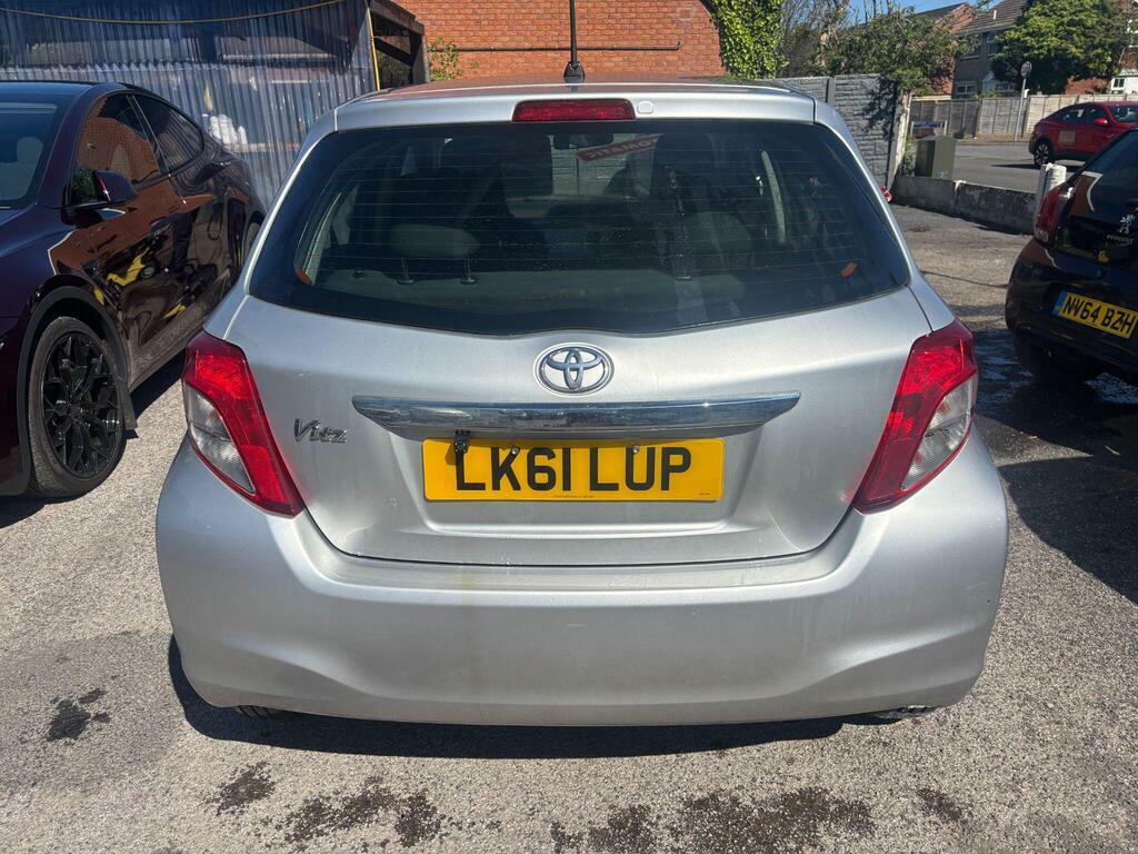 Toyota Vitz Yaris Silver #5