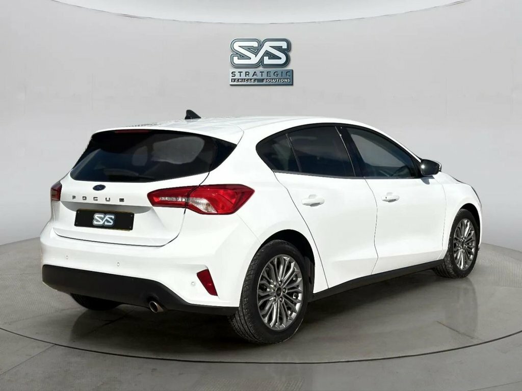 Ford Focus 1L Titanium X FD71TTV White #4