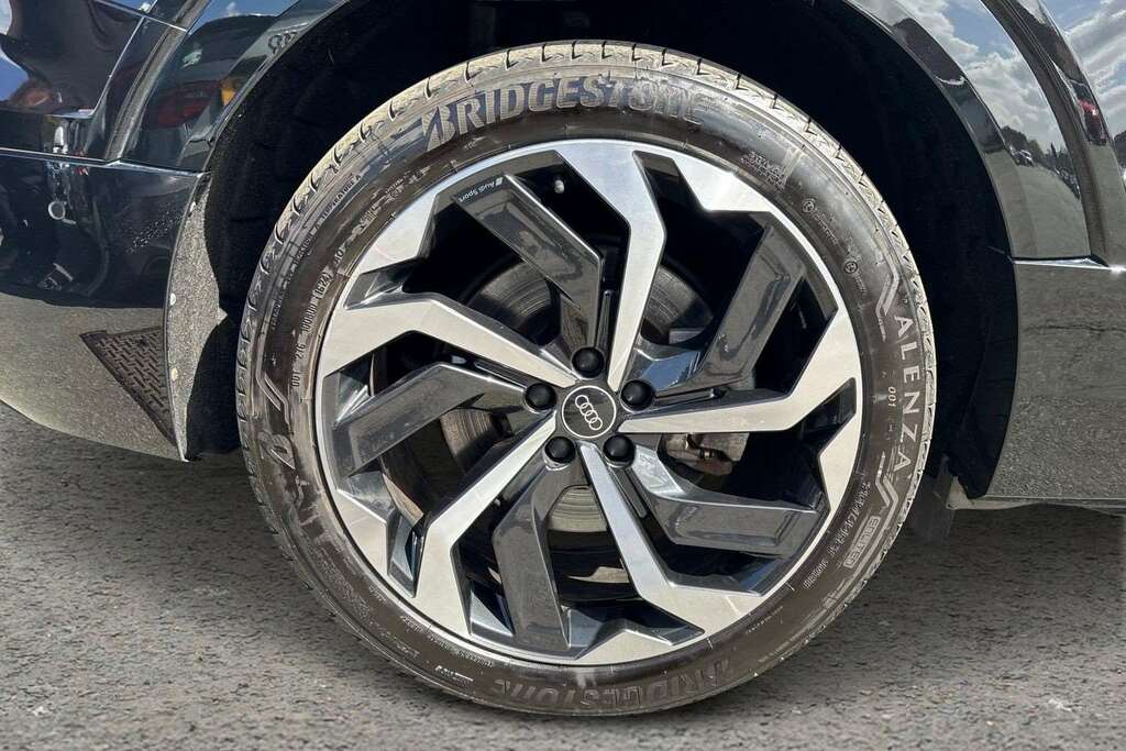 Audi Q8 e tron 300Kw 55 Quattro 114Kwh Black Ed Tech 2 LO23HRA Black #4
