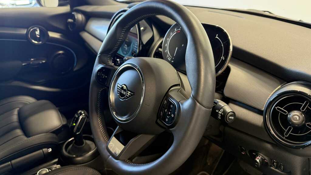 Mini Hatch 1.5 Cooper Exclusive Premium 2024 FJ24TGY Black #6
