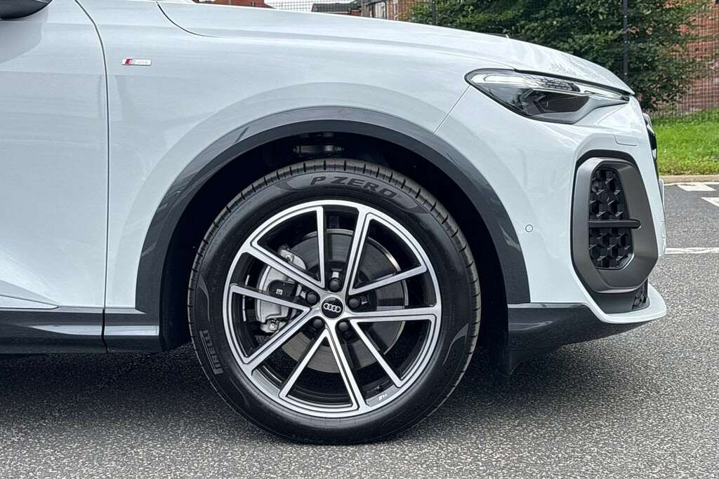 Audi Q5 2.0 Tdi Quattro Launch Edition S Tronic 2025 MH25WUC White #5