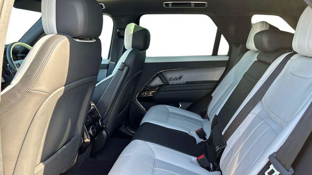 Land Rover Range Rover Sport 3.0 D300 Dynamic Se 2024 KS74LGA Black #4