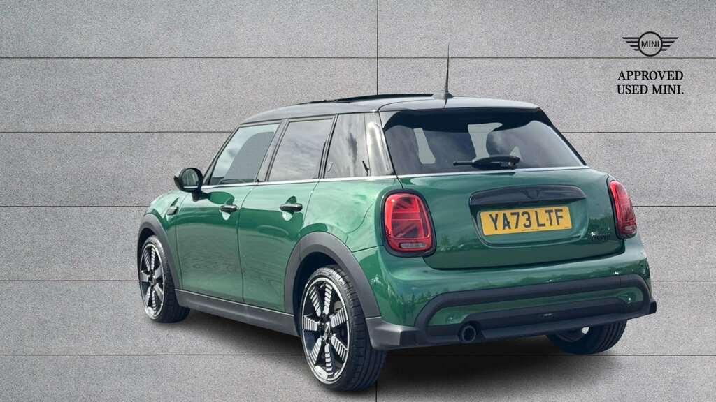 Mini Hatch 1.5 Cooper Exclusive Premium Plus 2023 YA73LTF Green #2