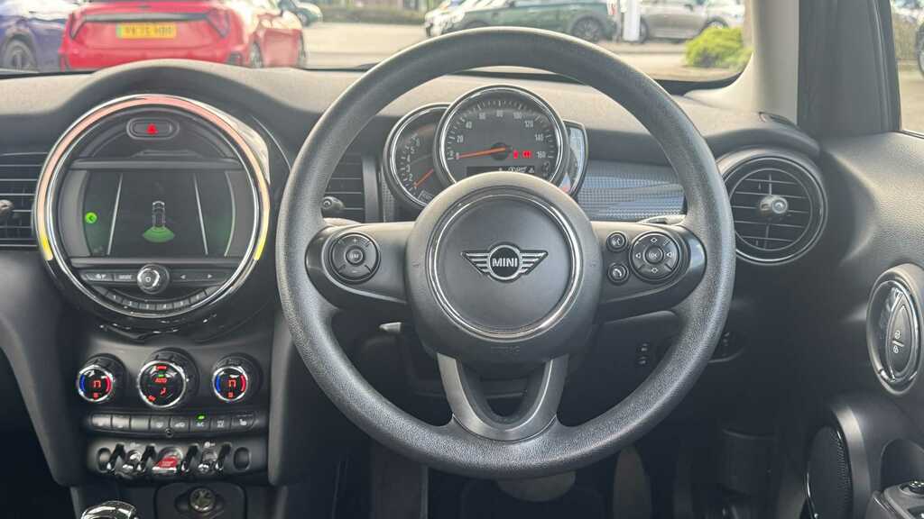 Mini Hatch 1.5 Cooper Classic II 2020 ST70ECY Red #4