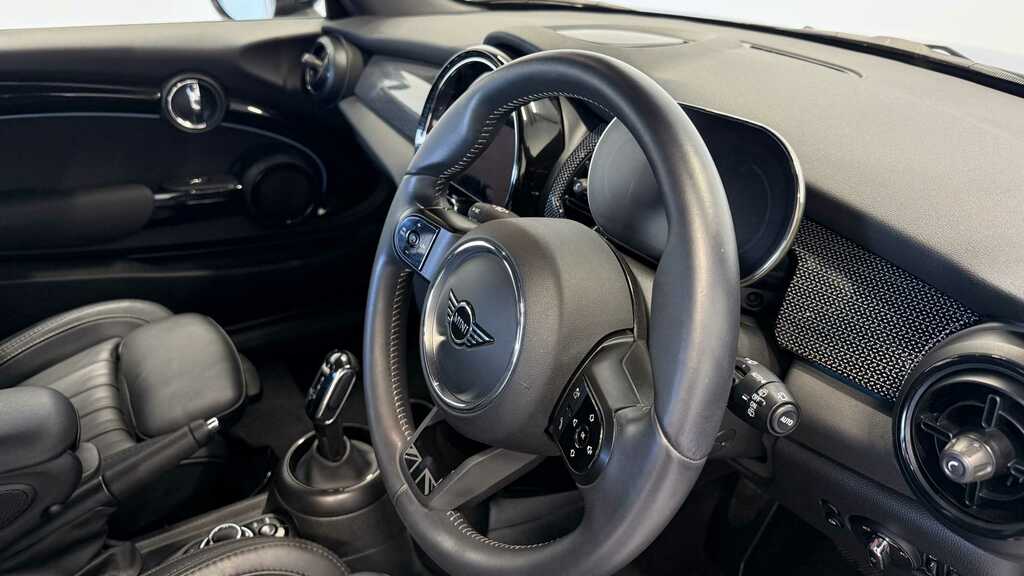 Mini Hatch 1.5 Cooper Exclusive Premium 2024 Black #4