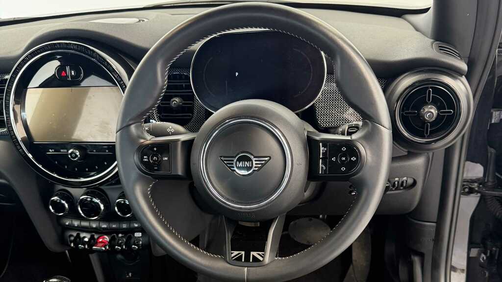 Mini Hatch 1.5 Cooper Exclusive Premium 2024 FJ24TGF Black #3