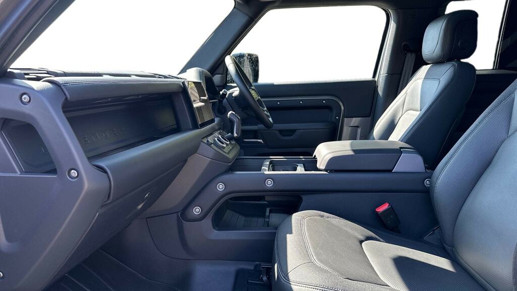 Land Rover Defender 90 3.0 D250 X-dynamic Hse 90 YK73VMP Silver #4