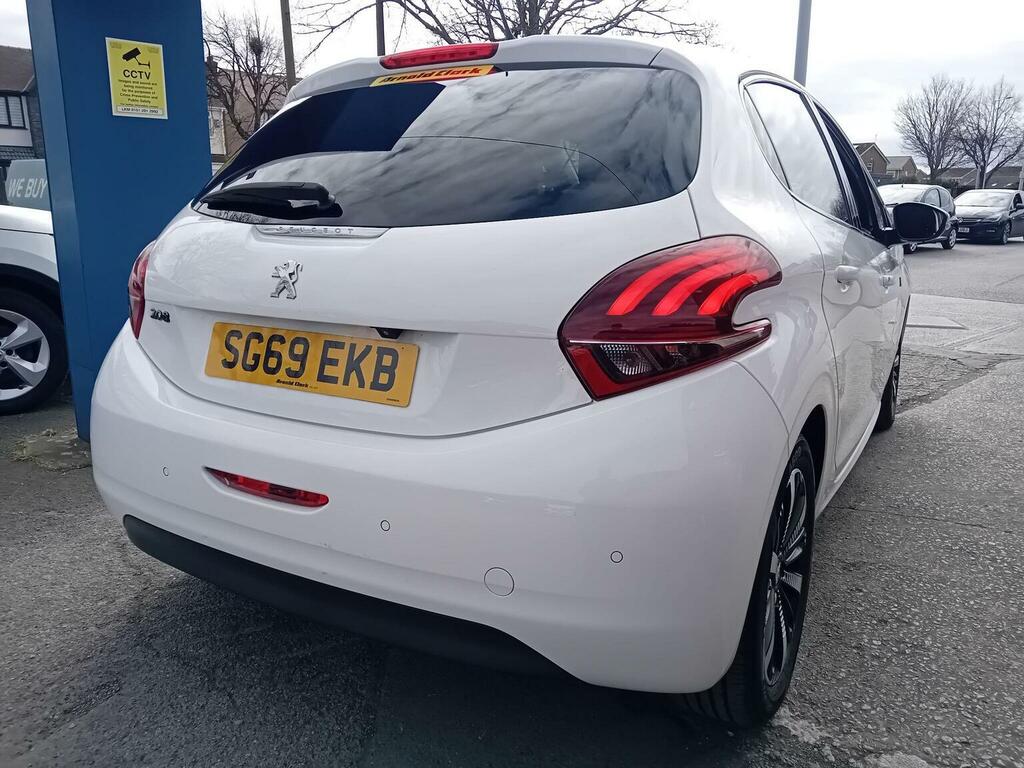 Peugeot 208 Hatchback 1.2 Puretech Tech Edition Euro 6 Ss 5 SG69EKB White #6