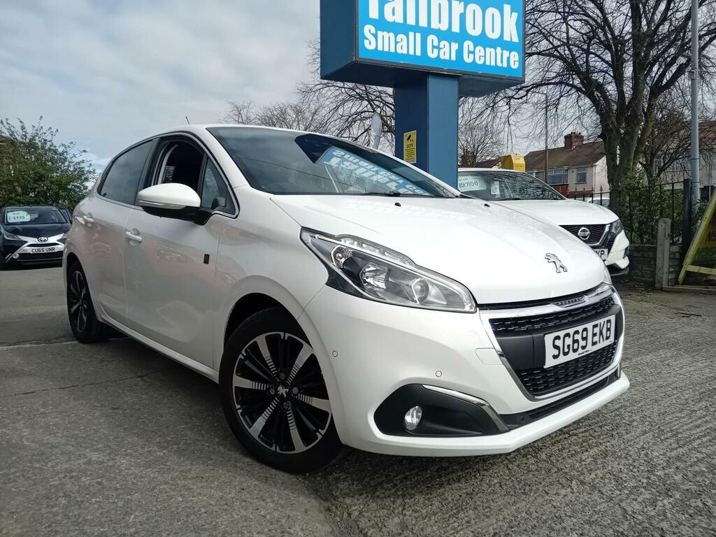 Peugeot 208 Hatchback 1.2 Puretech Tech Edition Euro 6 Ss 5 SG69EKB White #5