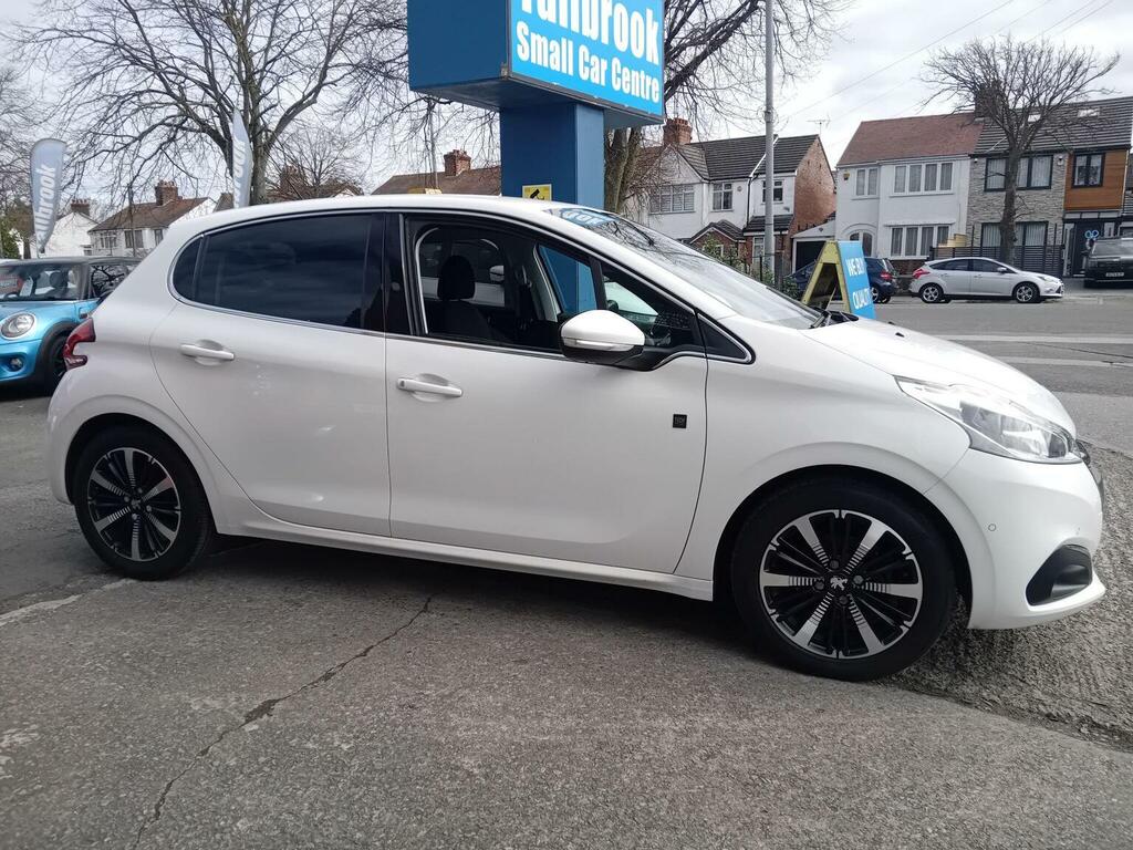 Peugeot 208 Hatchback 1.2 Puretech Tech Edition Euro 6 Ss 5 SG69EKB White #4