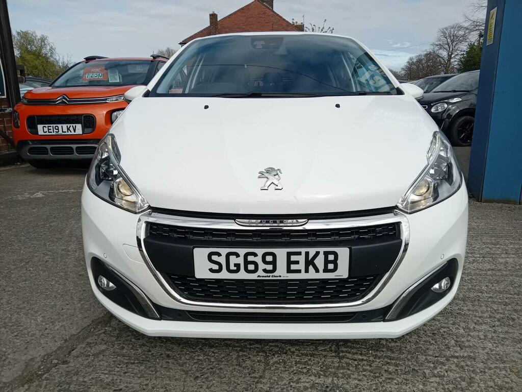 Peugeot 208 Hatchback 1.2 Puretech Tech Edition Euro 6 Ss 5 SG69EKB White #2