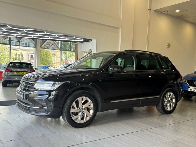 Volkswagen Tiguan 2021 1.5 Tsi Life Suv Dsg Euro 6 Ss LO70YBB Black #4