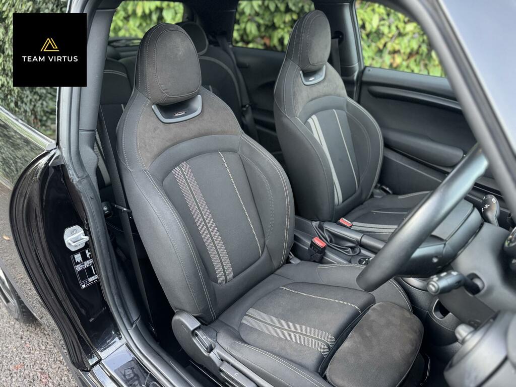 Mini Hatch 1.5 Cooper Sport Hatchback Steptronic E FP70EKK Black #2