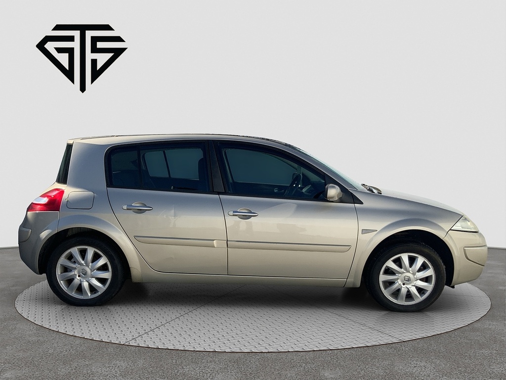 Renault Megane Vvt Dynamique Gold #2