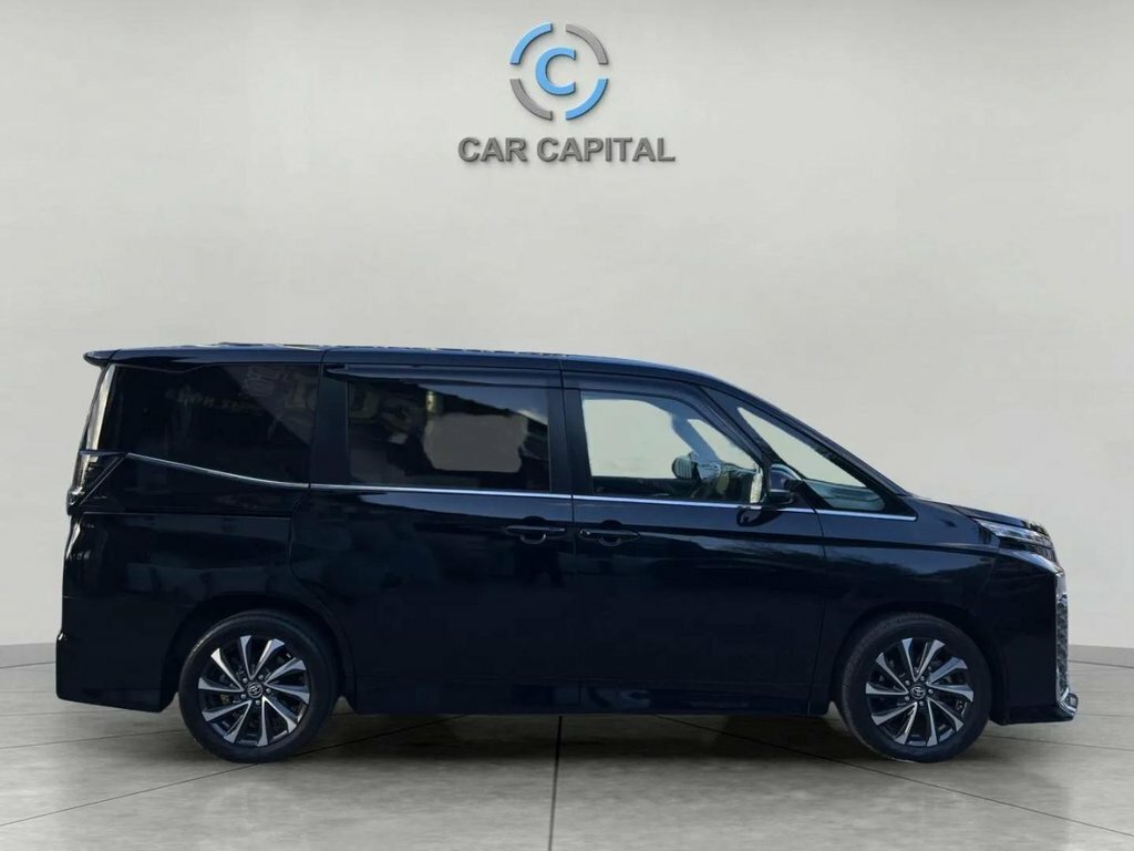 Toyota Noah Mpv Black #3