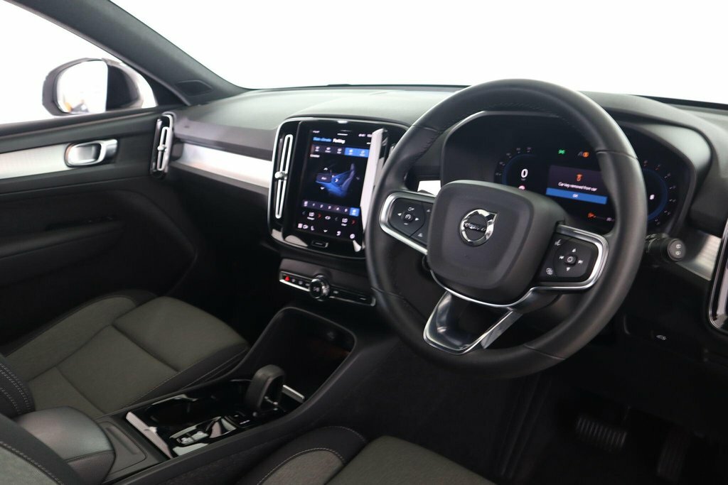 Volvo XC40 2L Plus Dark OU22KPO White #2