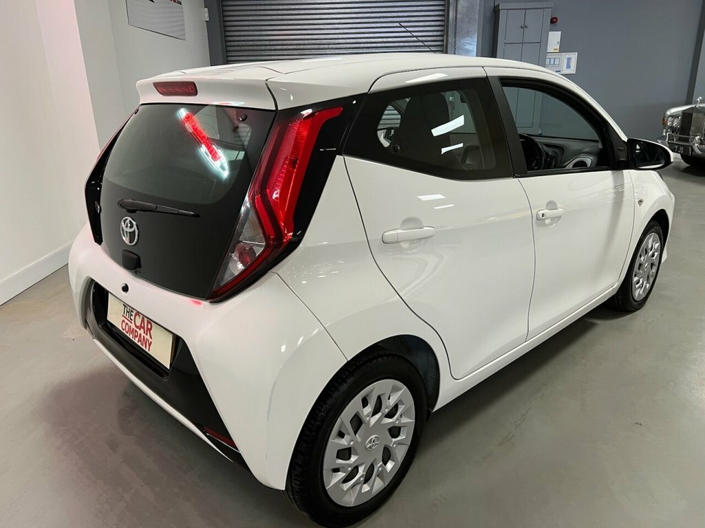 Toyota Aygo Aygo X-play Vvt-i MF68OEG White #6