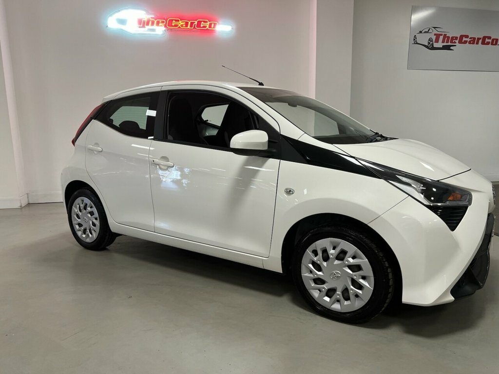 Toyota Aygo Aygo X-play Vvt-i MF68OEG White #4