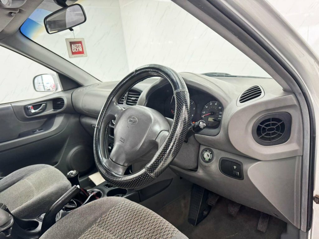 Hyundai Santa Fe 2.4 5dr Red #17