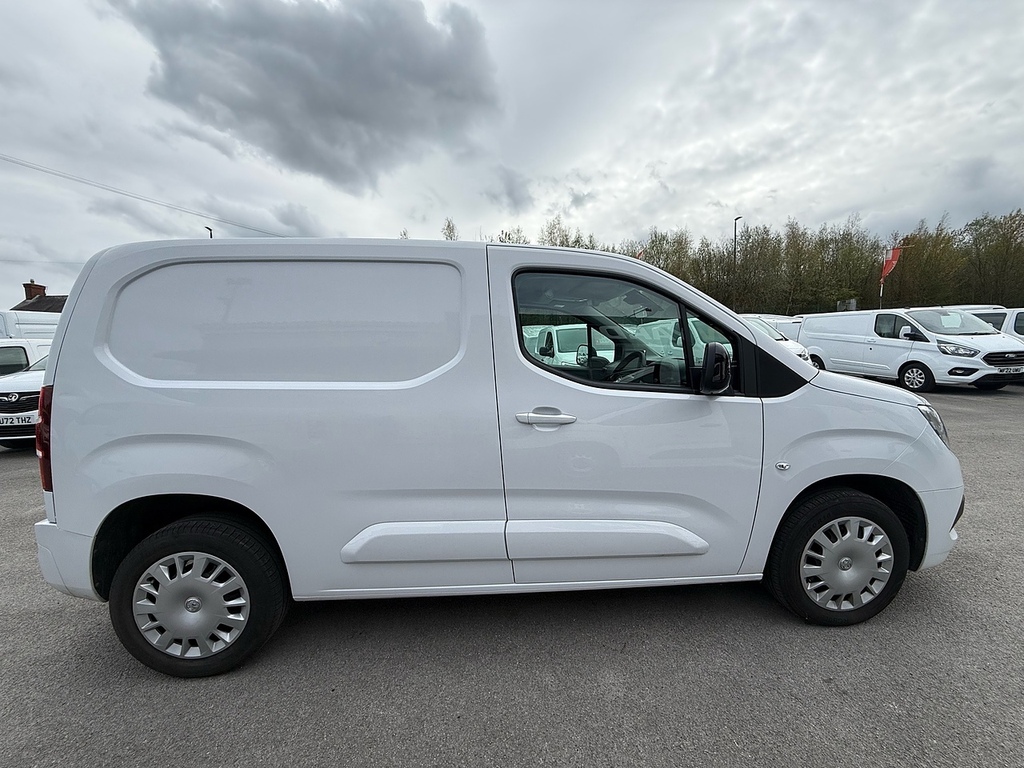 Vauxhall Combo 1.5 Turbo D 2300 Pro 3 Seats Swb Air Con R Camera DV73XYO White #4
