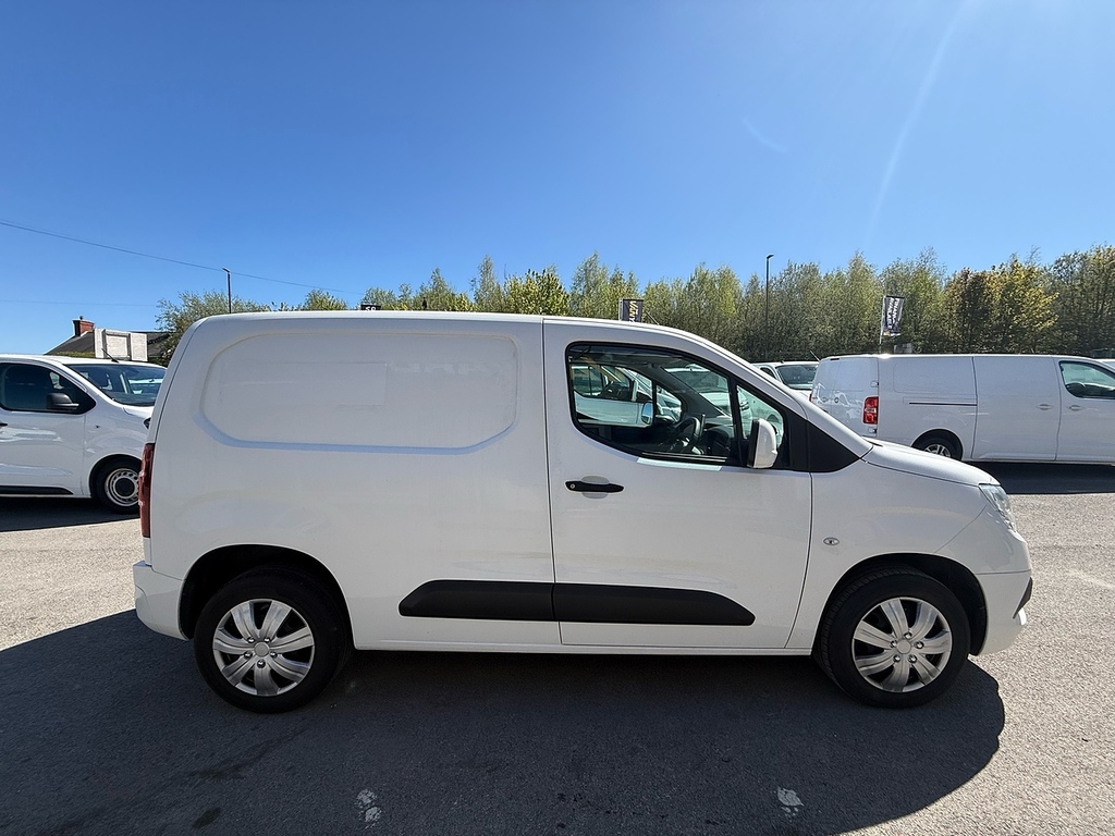 Vauxhall Combo 1.5 Turbo D 2300 Sportive 3 Seats Swb Air Con Van DW70CHZ White #4