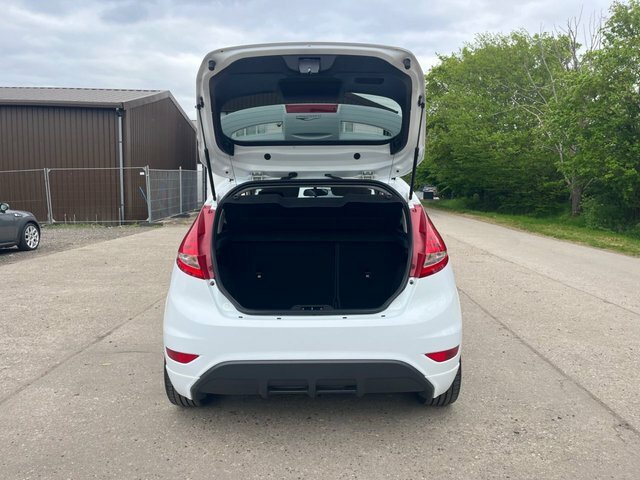 Ford Fiesta 1.6 Zetec S Hatchback 134 G Km EY61PRX White #5