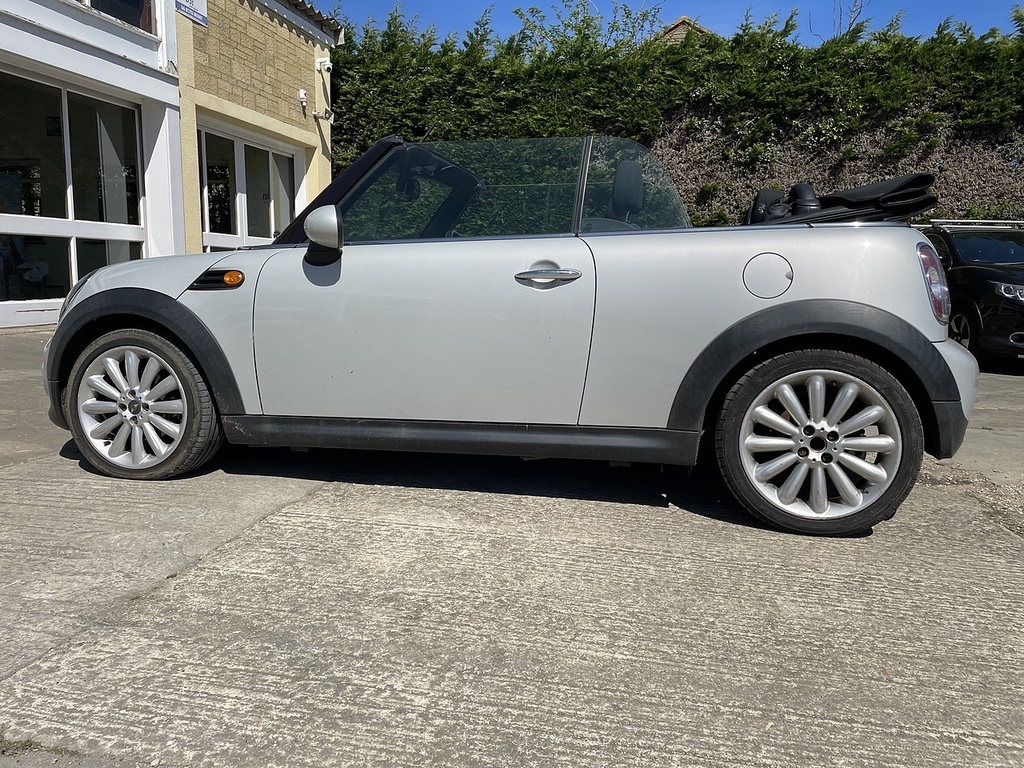 Mini Convertible Cooper D U419 White