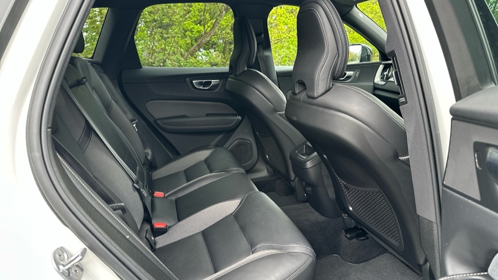 Volvo XC60 2.0 B4 Mhev R-design Suv Hybrid Aw White #6