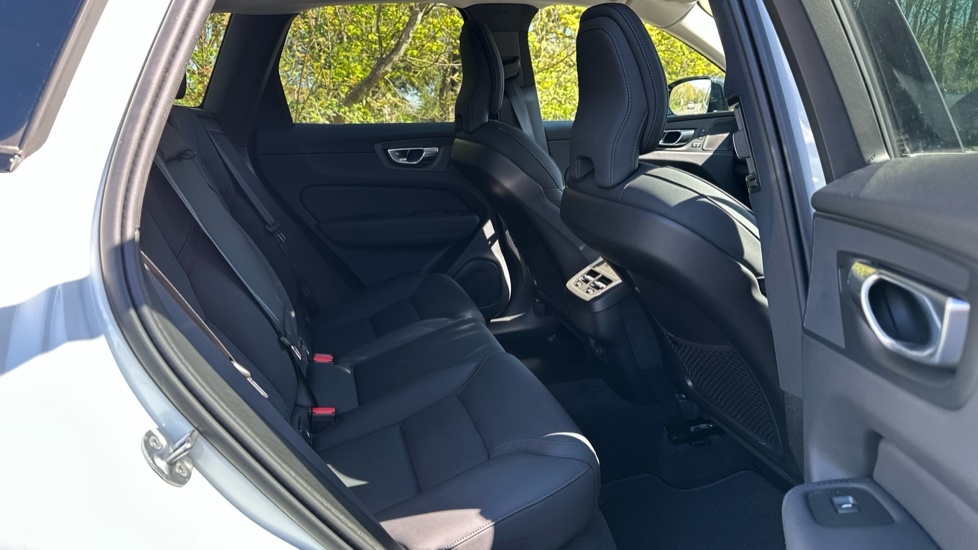 Volvo XC60 2.0 B5 Mhev Plus Pro Suv Hybrid Aw OW25VHG White #6